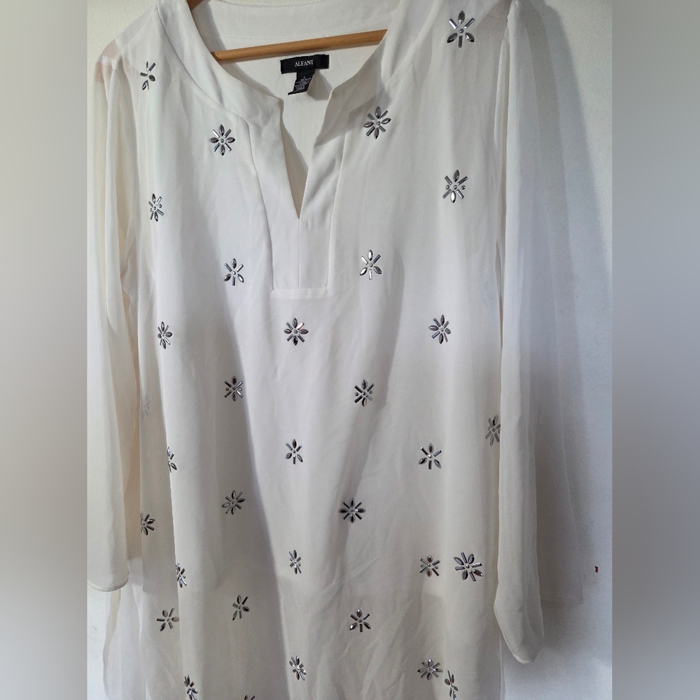 White Embroidered - Picture 4 of 7